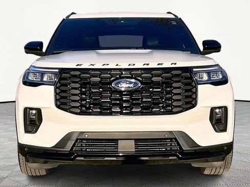 Used 2025 Ford Explorer ST-Line image 2