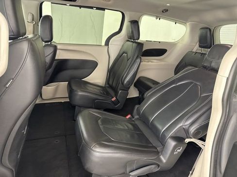 Used 2022 Chrysler Pacifica Touring-L FWD image 24