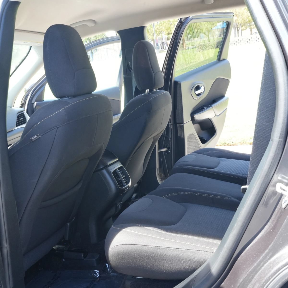 Used 2016 Jeep Cherokee Latitude w/ Comfort & Sound Group FWD image 8