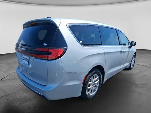 Used 2024 Chrysler Pacifica Touring-L FWD image 8