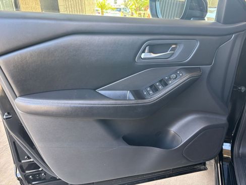 Used 2025 Nissan Rogue SV FWD image 18