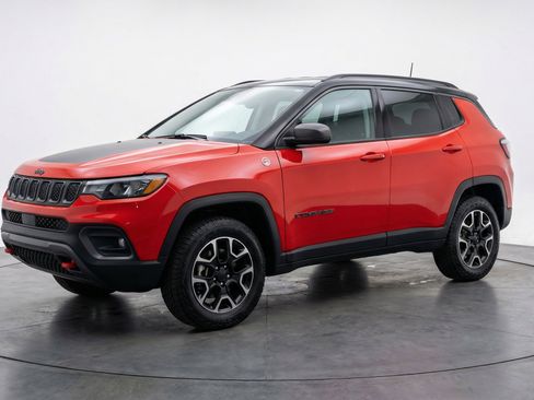 Used 2025 Jeep Compass Trailhawk AWD/4WD image 3