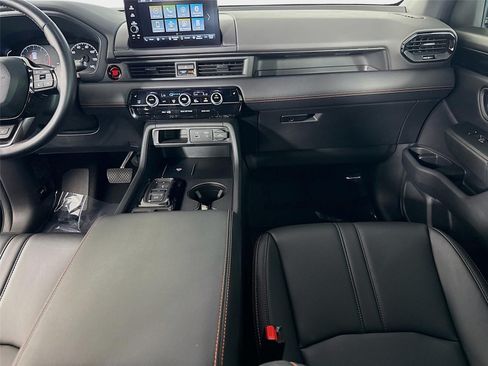 Used 2023 Honda Pilot TrailSport image 23