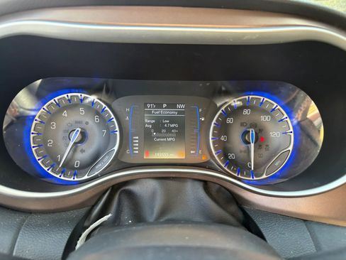 Used 2019 Chrysler Pacifica Touring-L FWD image 24