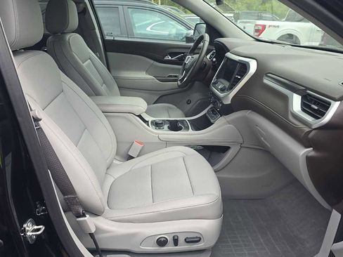 Used 2023 GMC Acadia SLT w/ Preferred Package AWD/4WD image 3