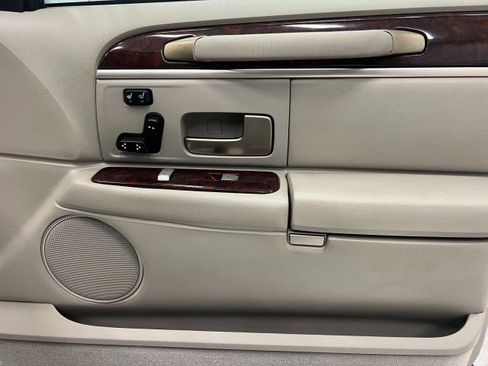 Used 2009 Lincoln Town Car Signature Limited image 19