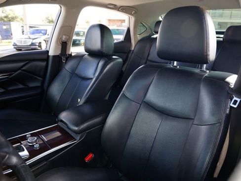 Used 2017 INFINITI Q70 3.7 image 6