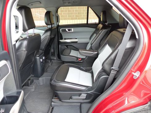 Used 2022 Ford Explorer XLT w/ Equipment Group 202A AWD/4WD image 40
