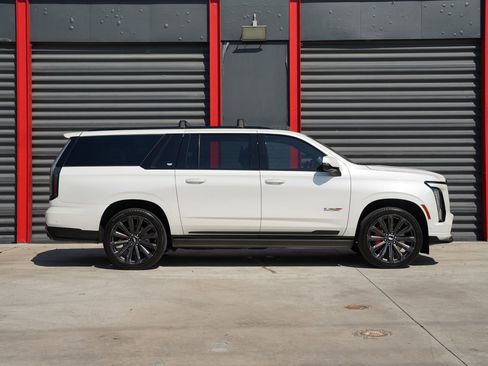 Used 2025 Cadillac Escalade ESV V AWD/4WD image 6