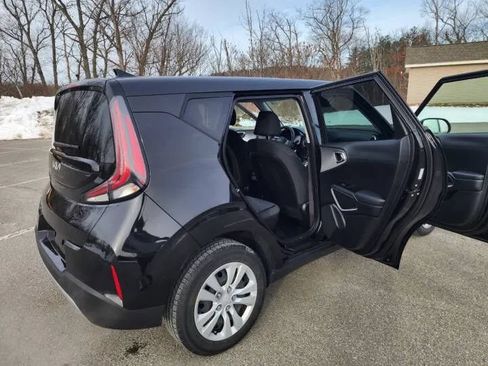 Used 2023 Kia Soul LX FWD image 2
