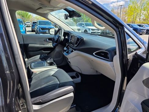 Used 2023 Chrysler Pacifica Touring-L FWD image 12