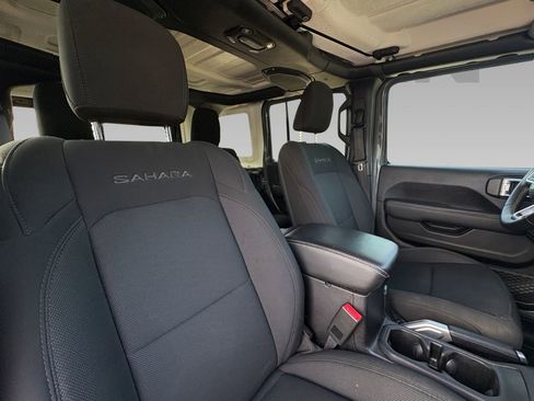 Used 2018 Jeep Wrangler Unlimited Sahara AWD/4WD image 9