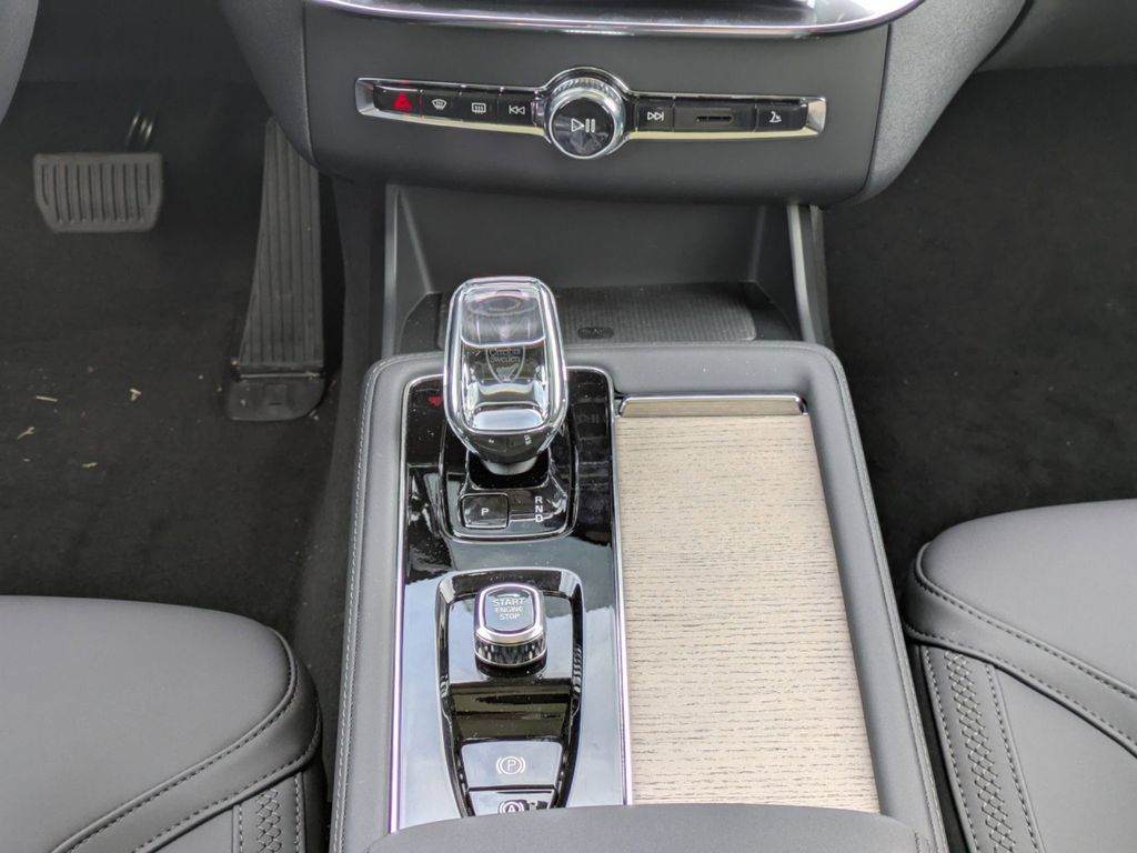 New 2025 Volvo XC90 T8 Core w/ Climate Package AWD/4WD image 21