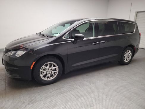 Used 2023 Chrysler Voyager LX FWD image 2
