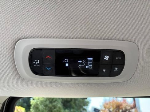 Used 2024 Chrysler Pacifica Touring-L FWD image 15