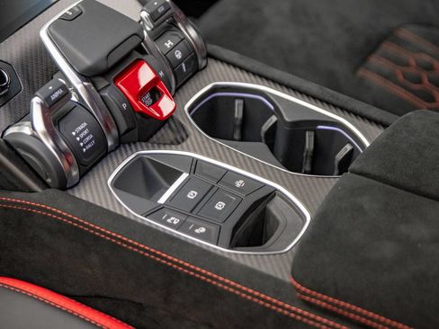 Used 2024 Lamborghini Urus Performante AWD/4WD image 30