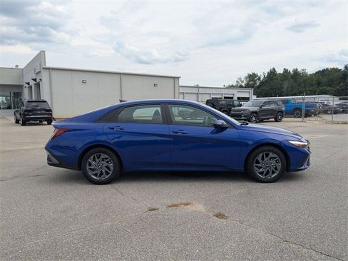 Used 2024 Hyundai Elantra SEL image 2
