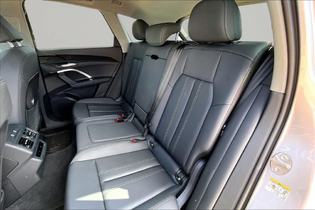 Used 2025 Audi Q5 Premium AWD/4WD image 28