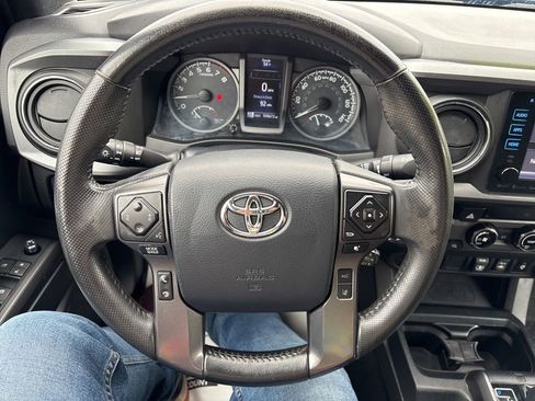 Used 2018 Toyota Tacoma TRD Sport AWD/4WD image 21