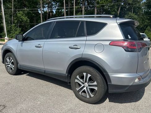 Used 2018 Toyota RAV4 LE FWD image 4