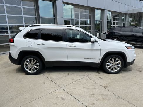 Used 2017 Jeep Cherokee Limited w/ Luxury Group FWD image 12