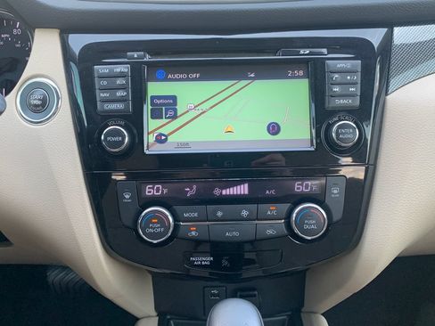 Used 2016 Nissan Rogue SL w/ SL Premium Package FWD image 16