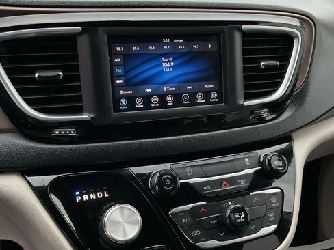 Used 2021 Chrysler Voyager Lxi image 24