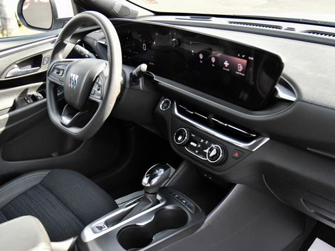 Used 2025 Buick Envista Preferred image 44