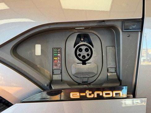 Used 2021 Audi e-tron Premium w/ Convenience Plus Package image 19