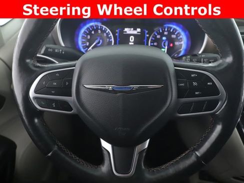 Used 2019 Chrysler Pacifica Touring-L image 21