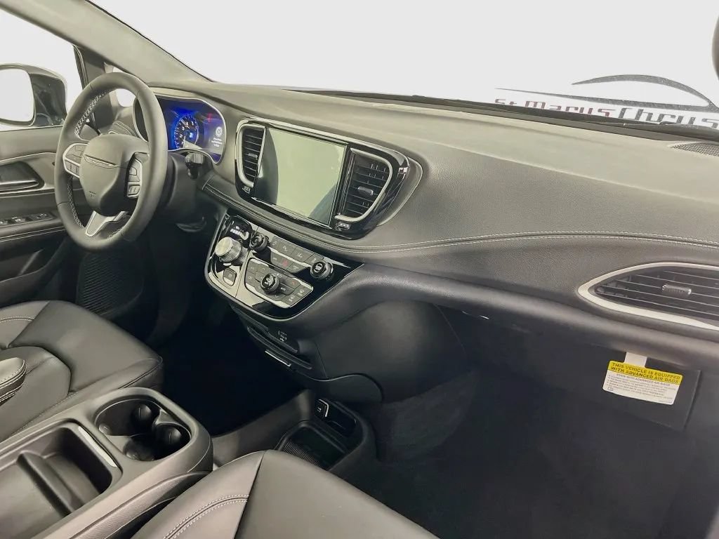 New 2027 Chrysler Pacifica Select FWD image 30