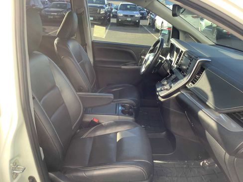 Used 2019 Toyota Sienna SE Premium image 15