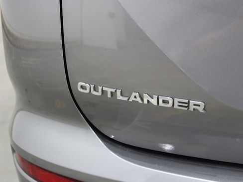 Used 2022 Mitsubishi Outlander SE image 43