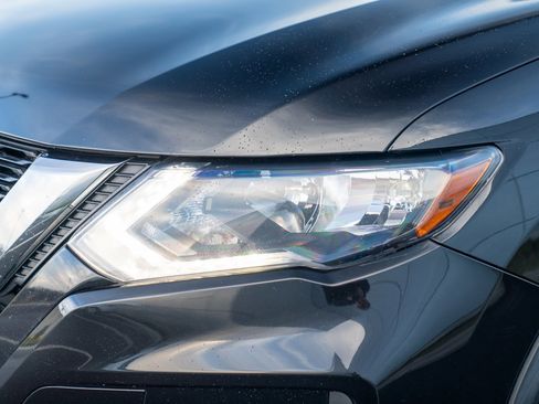 Used 2019 Nissan Rogue SV image 27