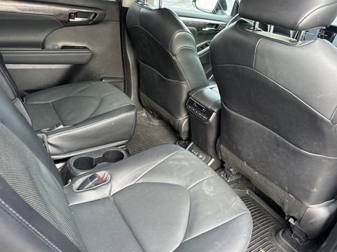 Used 2022 Toyota Highlander Limited image 19