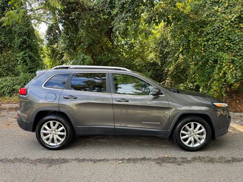 Used 2017 Jeep Cherokee Limited image 2