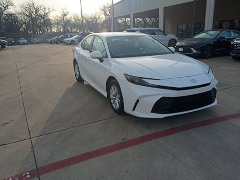 Used 2025 Toyota Camry LE image 6