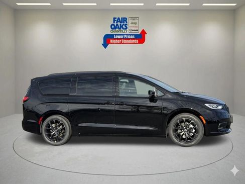 New 2026 Chrysler Pacifica Select w/ S Appearance Package FWD image 6