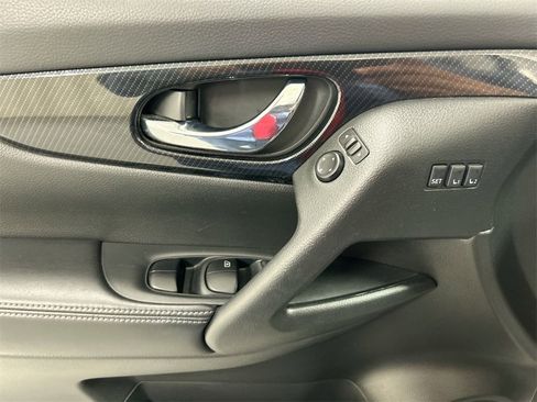 Used 2020 Nissan Rogue SL w/ Premium Package image 11