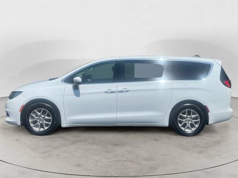 Used 2023 Chrysler Voyager LX FWD image 2