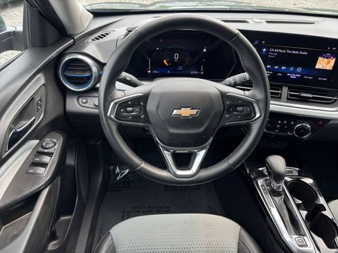 Used 2025 Chevrolet Trax LT w/ LT Convenience Package FWD image 34