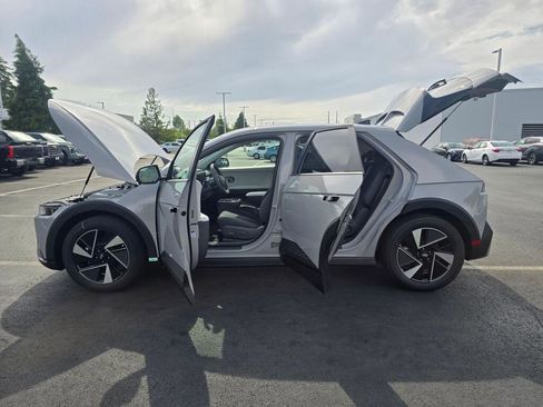 New 2025 Hyundai Ioniq 5 SE image 17