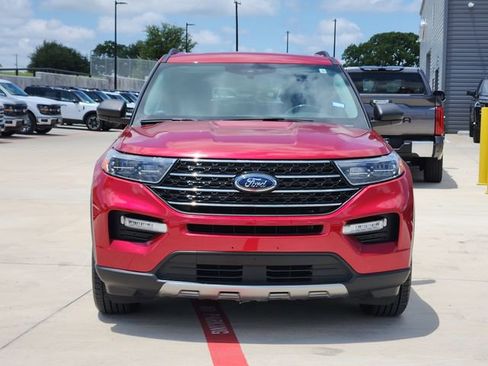 Used 2022 Ford Explorer XLT w/ Equipment Group 202A AWD/4WD image 3