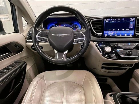 Used 2021 Chrysler Pacifica Touring-L w/ Uconnect Theater Family Group image 4