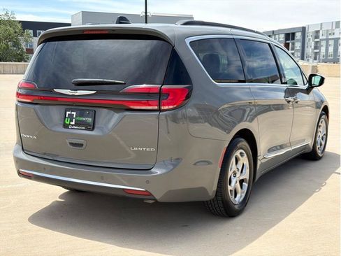 Used 2023 Chrysler Pacifica Limited FWD image 8