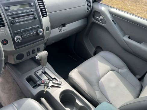 Used 2012 Nissan Frontier SL w/ Moonroof Pkg image 15