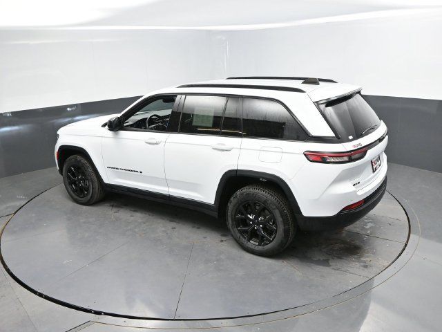 Used 2024 Jeep Grand Cherokee Altitude AWD/4WD image 44