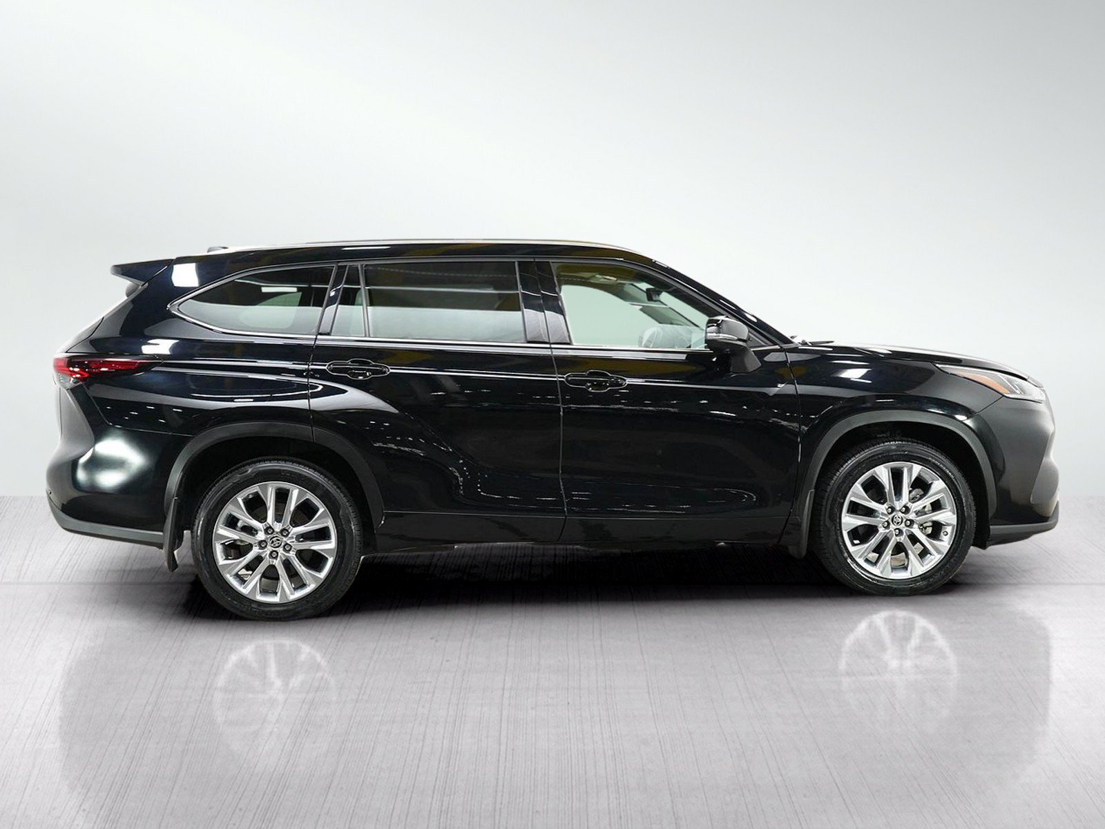Used 2024 Toyota Highlander Limited AWD/4WD image 8