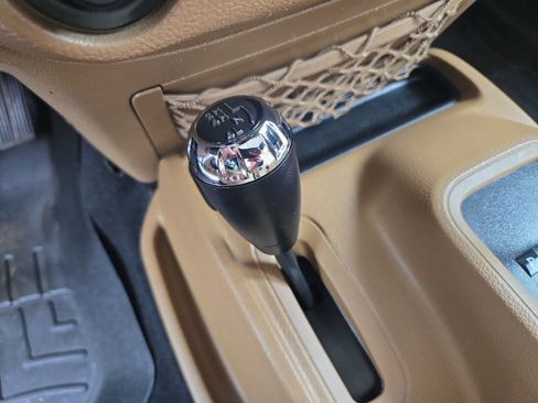 Used 2017 Jeep Wrangler Unlimited Sahara w/ Connectivity Group image 27