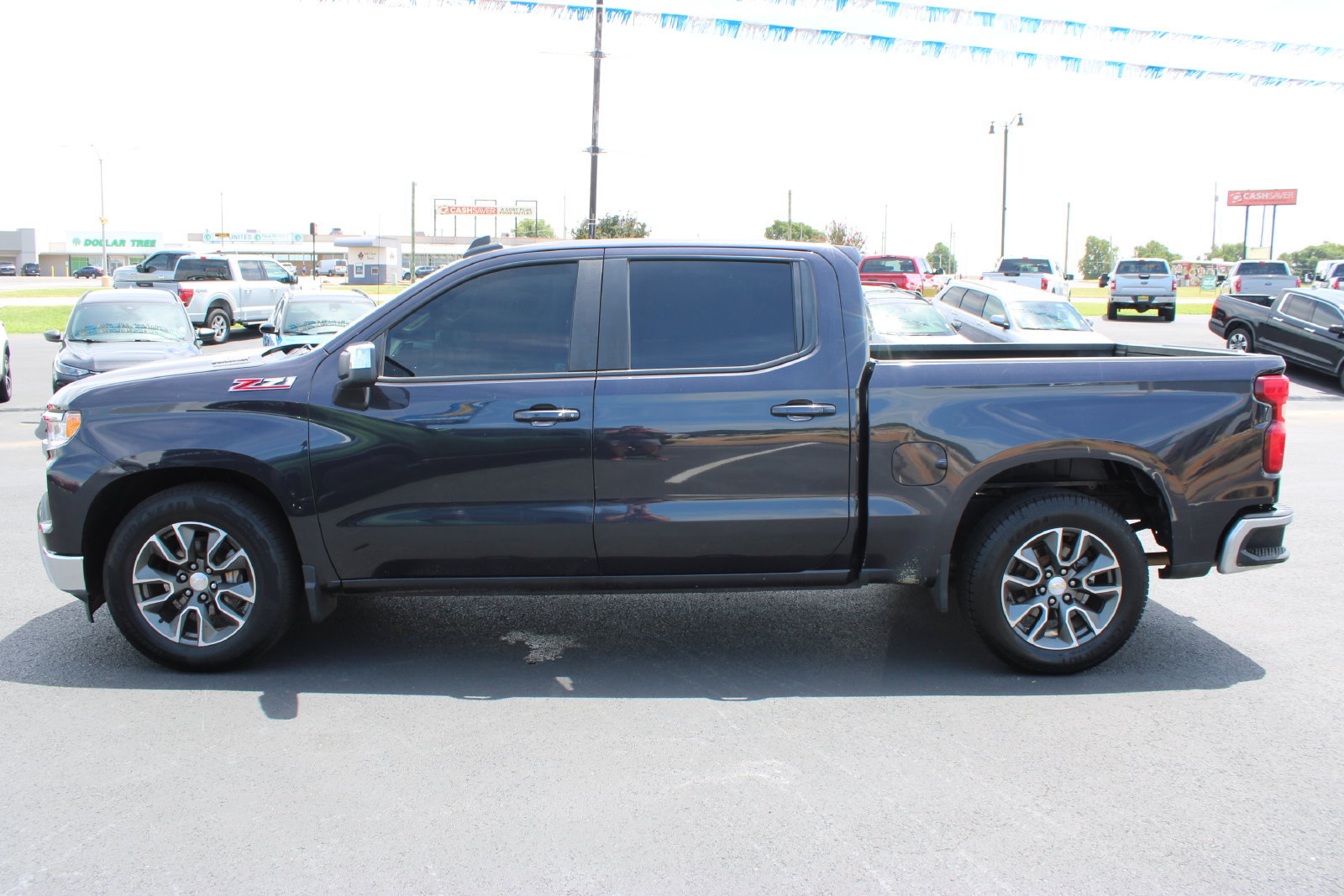 Used 2022 Chevrolet Silverado 1500 LT w/ Z71 Off-Road Package AWD/4WD image 5